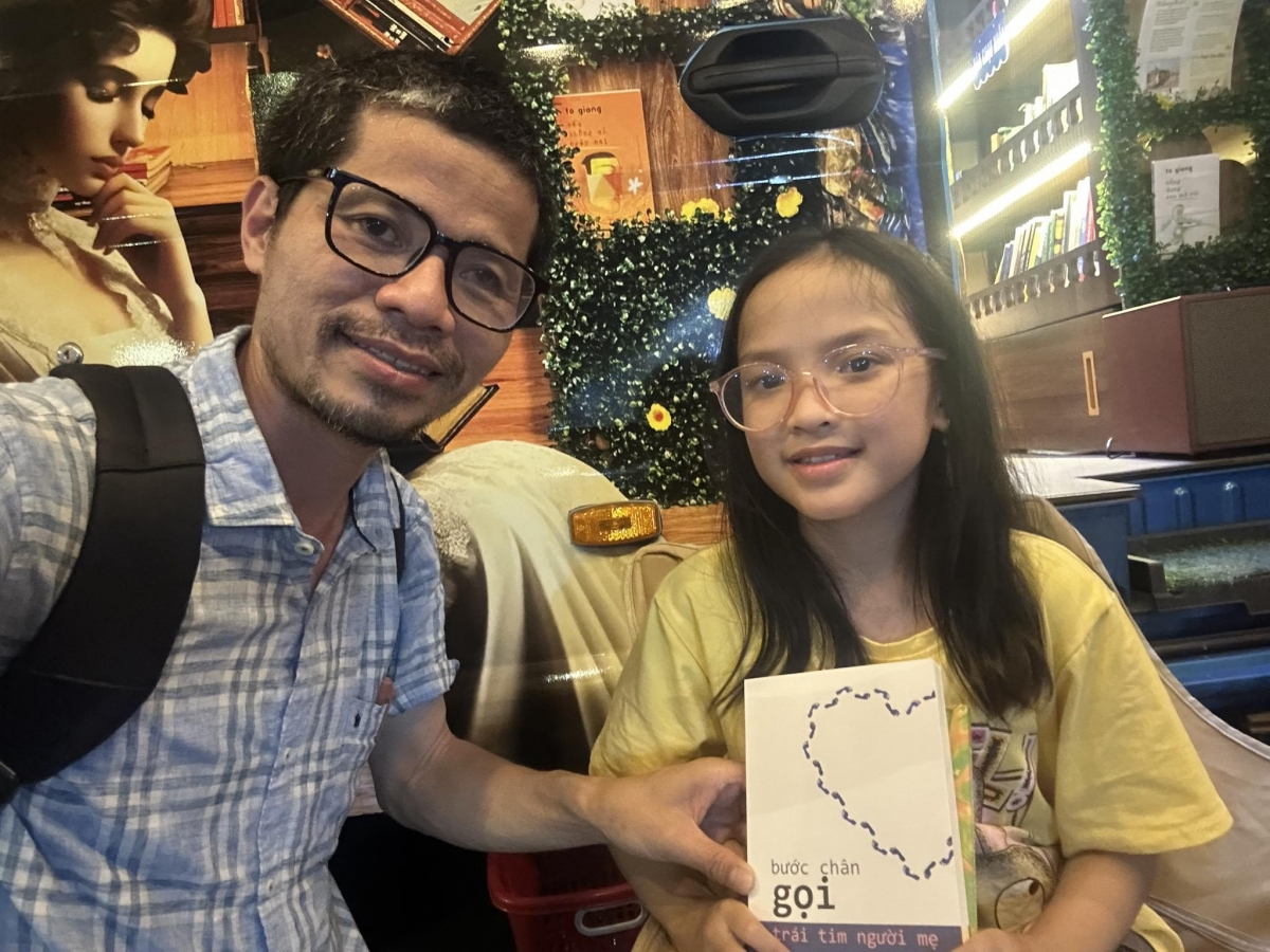Người "cõng" sách - Nguyễn Quang Thạch