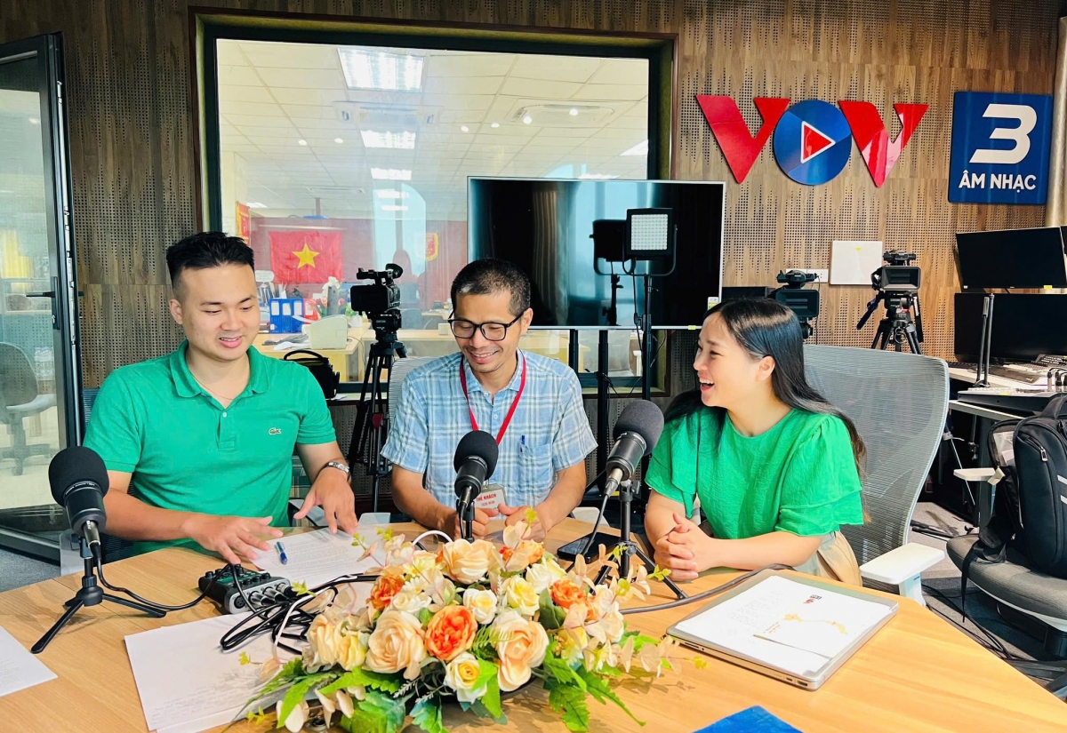 Anh Nguyễn Quang Thạch cùng 2 MC Phượt Fm : Thanh Tâm và Hữu Nam