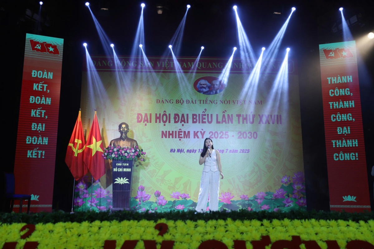 Ca khúc "Bác Hồ một tình yêu bao la", sáng tác: Thuận Yến, biểu diễn: Ca sĩ Bùi Lê Mận.