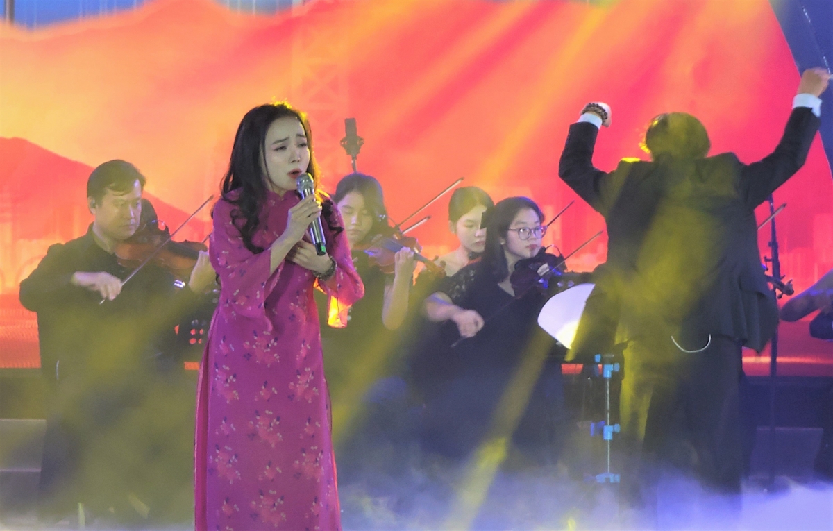 Ca sĩ Lan Anh.