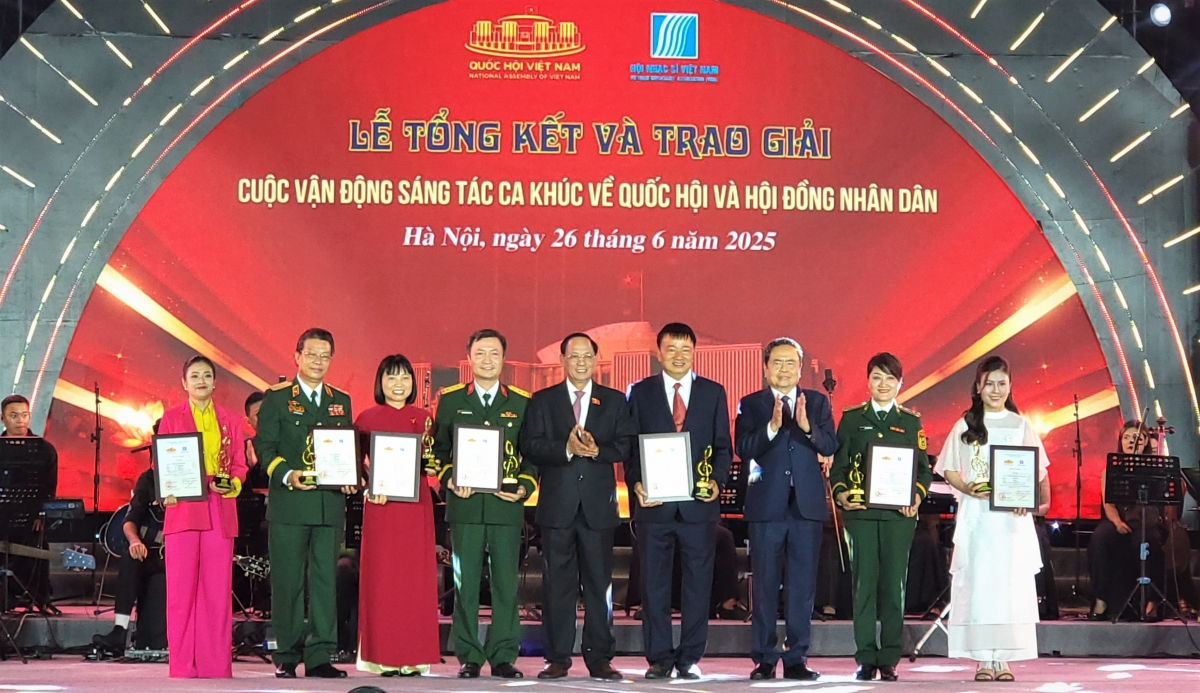 Trao giải cho các tác giả có tác phẩm xuất sắc đoạt giải Nhì.