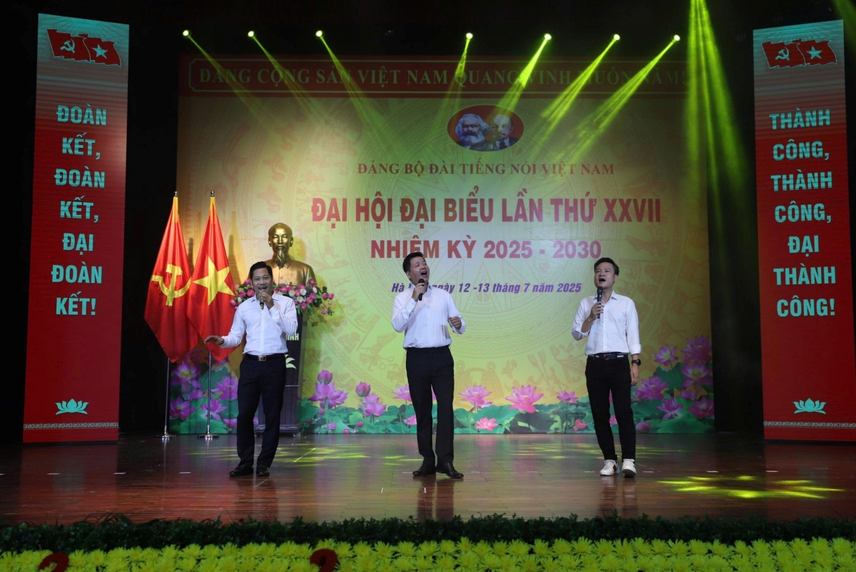 Ca khúc "Đường chúng ta đi", sáng tác: Huy Du – Thơ: Xuân Sách, biểu diễn: NSƯT Đăng Dương, NSƯT Hoàng Tùng, NSƯT Đăng Thuật.