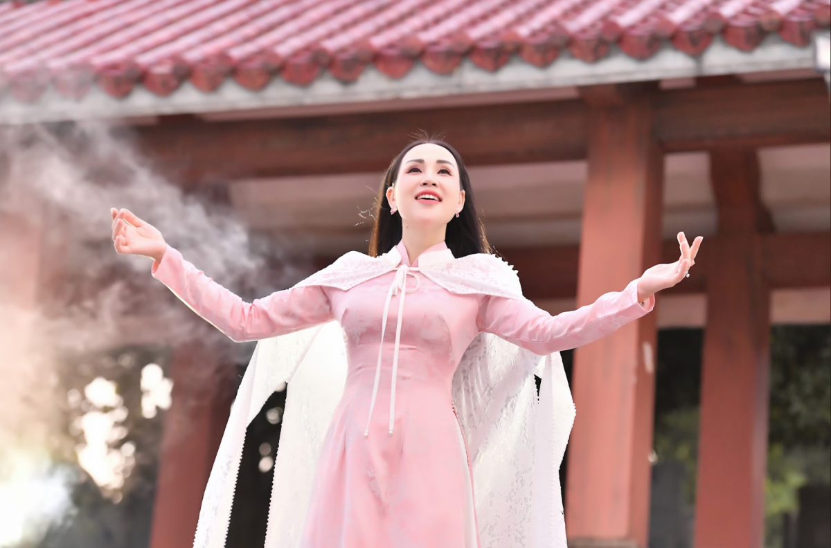 Hình ảnh ca sĩ Khánh Ly trong MV "Còn mãi với non sông"