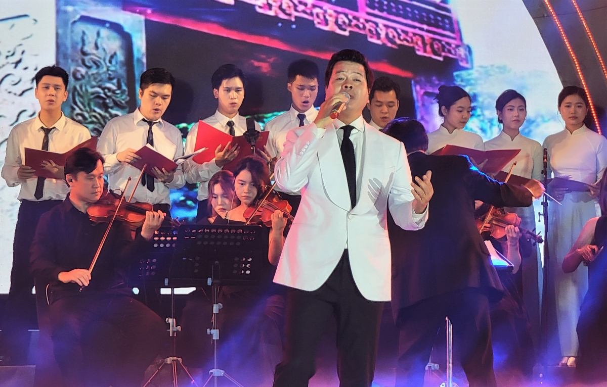 NSUT Đăng Dương biểu diễn trên sân khấu.