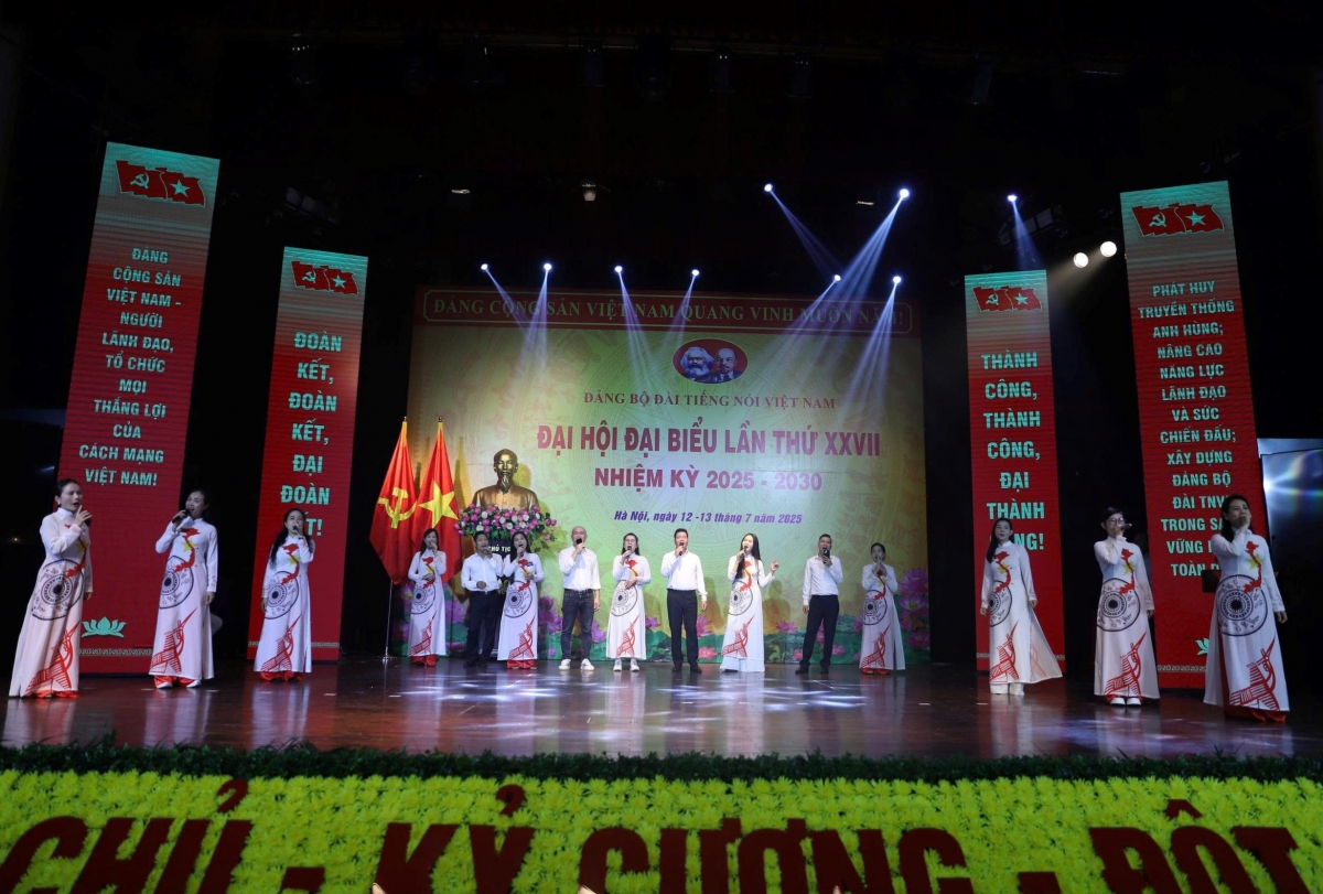 Ca khúc "Thênh thang đường mới", sáng tác: Hồ Trọng Tuấn, Hợp ca nam nữ VOV3 và Vũ đoàn Sepheria.