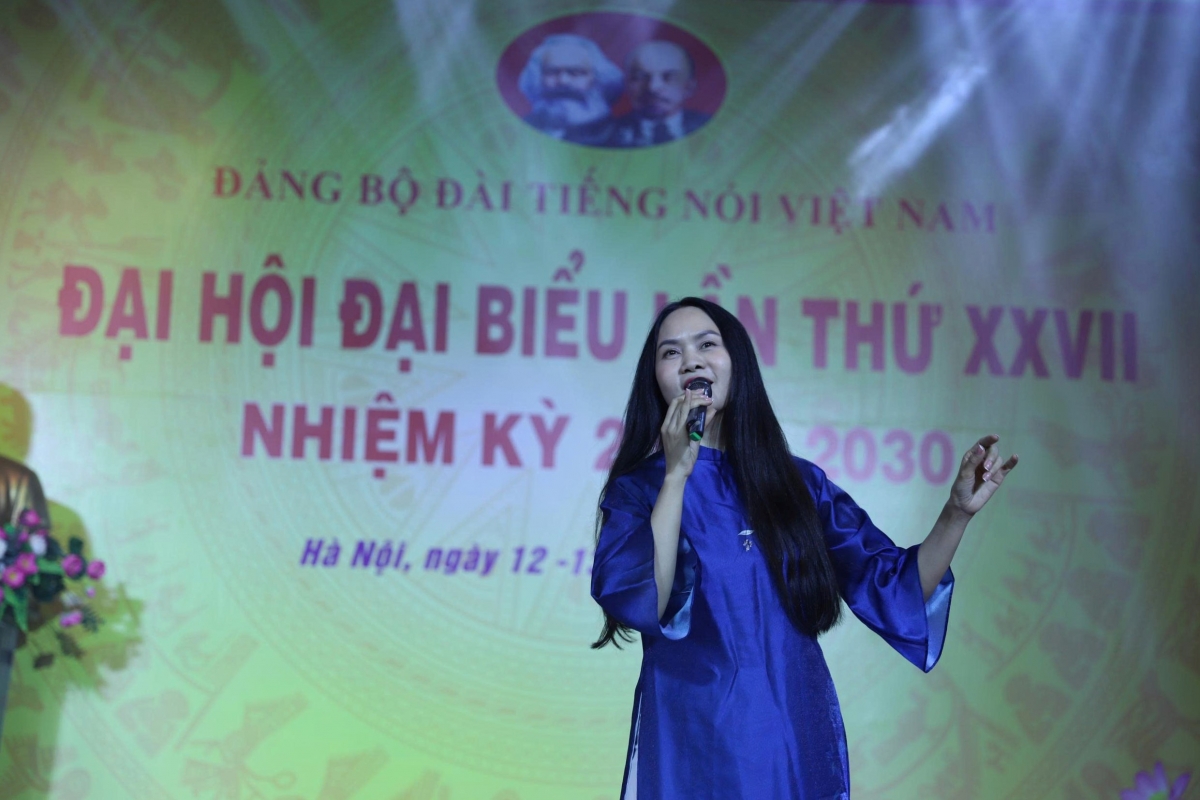 Ca khúc "Tự nguyện", sáng tác: Trương Quốc Khánh, biểu diễn: NSND Mai Hoa và Vũ đoàn Sepheria.