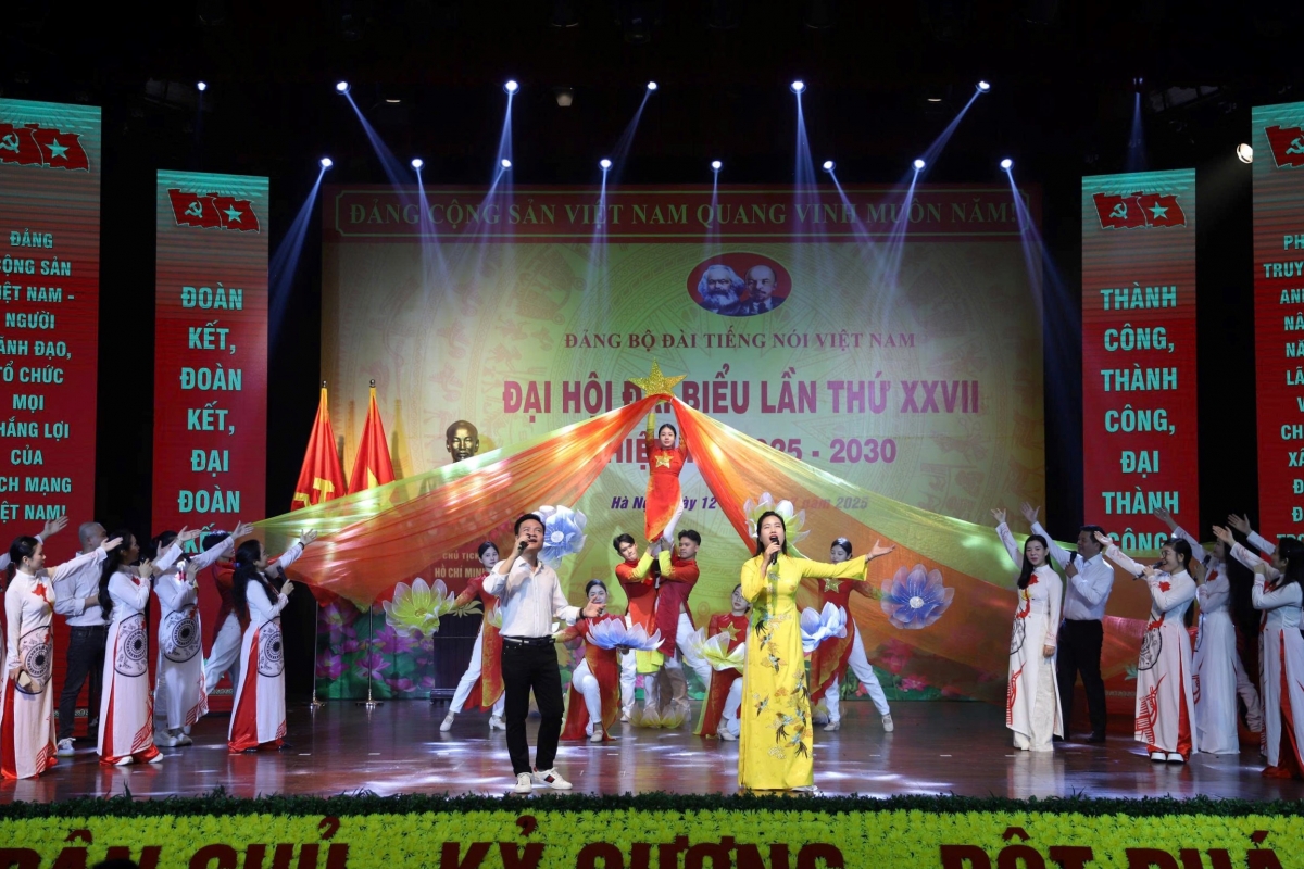 Ca khúc "Việt Nam kỷ nguyên vươn mình", sáng tác: Mạnh Cường, Biểu diễn: NSƯT Hoàng Tùng – Hồng Nhung và hợp ca nam nữ VOV3 cùng Vũ đoàn Sepheria.