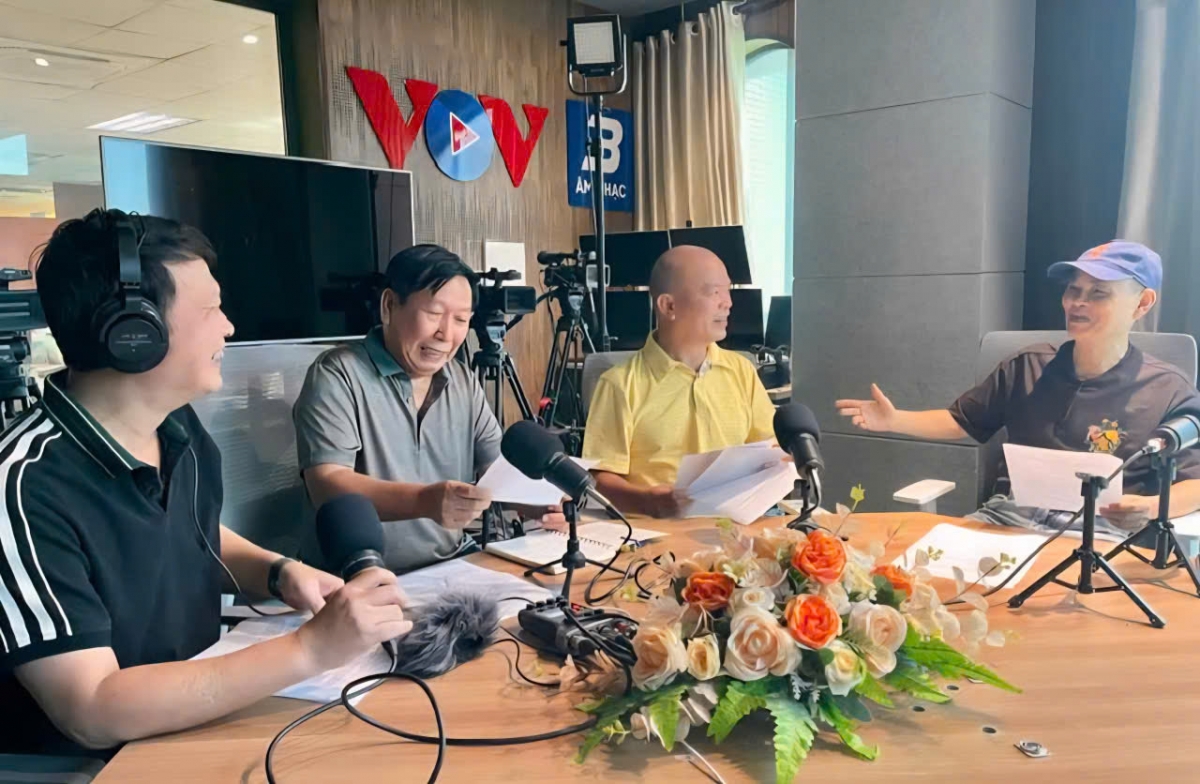 Từ phải qua trái: Nhạc sĩ, Đại tá Trương Hùng, Nhạc sĩ Lê Tâm, Nhà văn Nguyễn Đức Hạnh