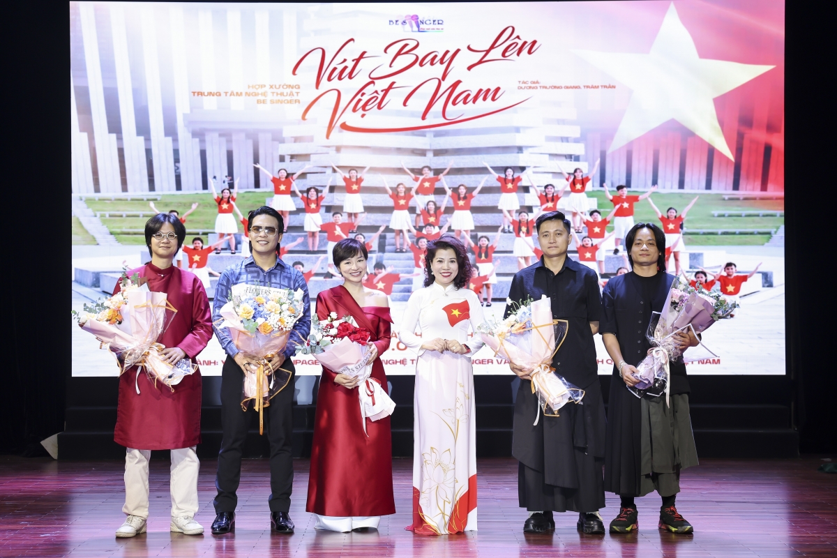 Ekip thực hiện MV "Vút bay lên Việt Nam"