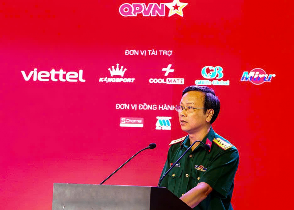 Đại tá Nguyễn Văn Hoan - Phó Giám đốc Trung tâm Phát thanh Truyền hình Quân đội phát biểu tại buổi họp báo.