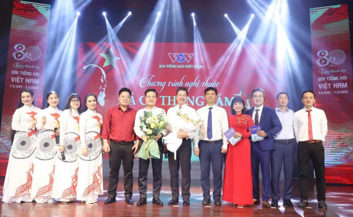 Ông Ngô Minh Hiển - Phó Bí thư Đảng ủy, Phó Tổng Giám đốc Đài TNVN (thứ 5 từ bên phải sang) chụp ảnh kỷ niệm cùng các nghệ sĩ Ban Văn học Nghệ thuật Âm nhạc Vov3