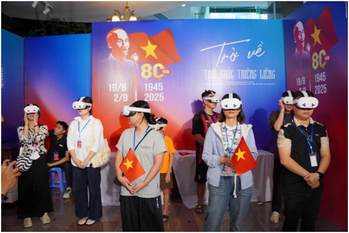 Lần đầu tiên, chỉ cần bước qua cánh cổng công nghệ thực tế ảo, người dân sẽ được xuyên không thời gian chứng kiến thời khắc thiêng liêng khai sinh ra nước Việt Nam Dân chủ Cộng hoà.