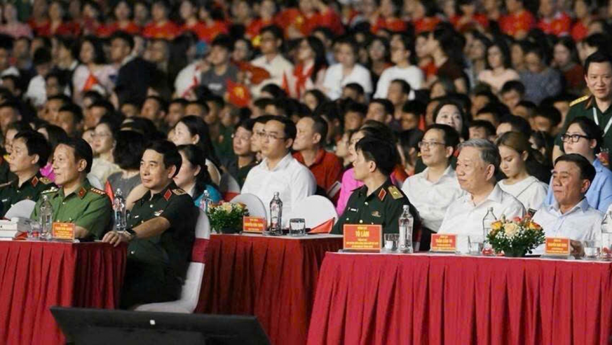 Tổng Bí thư Tô Lâm và các đại biểu dự Cầu truyền hình đặc biệt “Dưới cờ vinh quang” tại điểm cầu Quảng trường Ba Đình (Hà Nội).