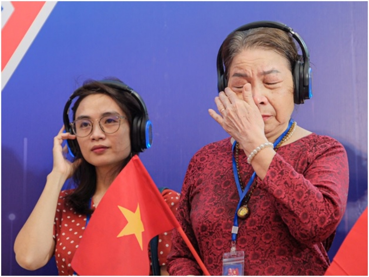 Những hình ảnh sống động, âm thanh chân thực khiến mọi người xúc động, không ít người đã không kìm nổi những giọt nước mắt khi tiếng Bác Hồ trầm ấm, chậm rãi vang lên.