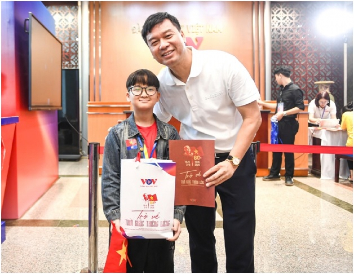 Ông Ngô Minh Hiển - Phó Tổng Giám đốc Đài Tiếng nói Việt Nam trao phần quà đặc biệt cho một du khách nhí.