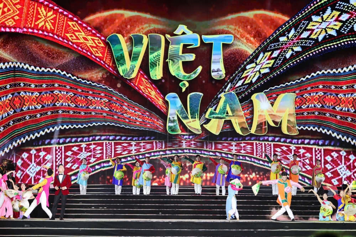 Biểu diễn tại điểm Cầu truyền hình Hà Nội.