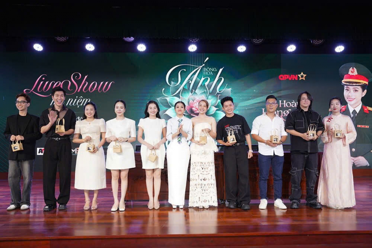 Ê kíp thực hiện liveshow “Bông hoa ánh thép”.