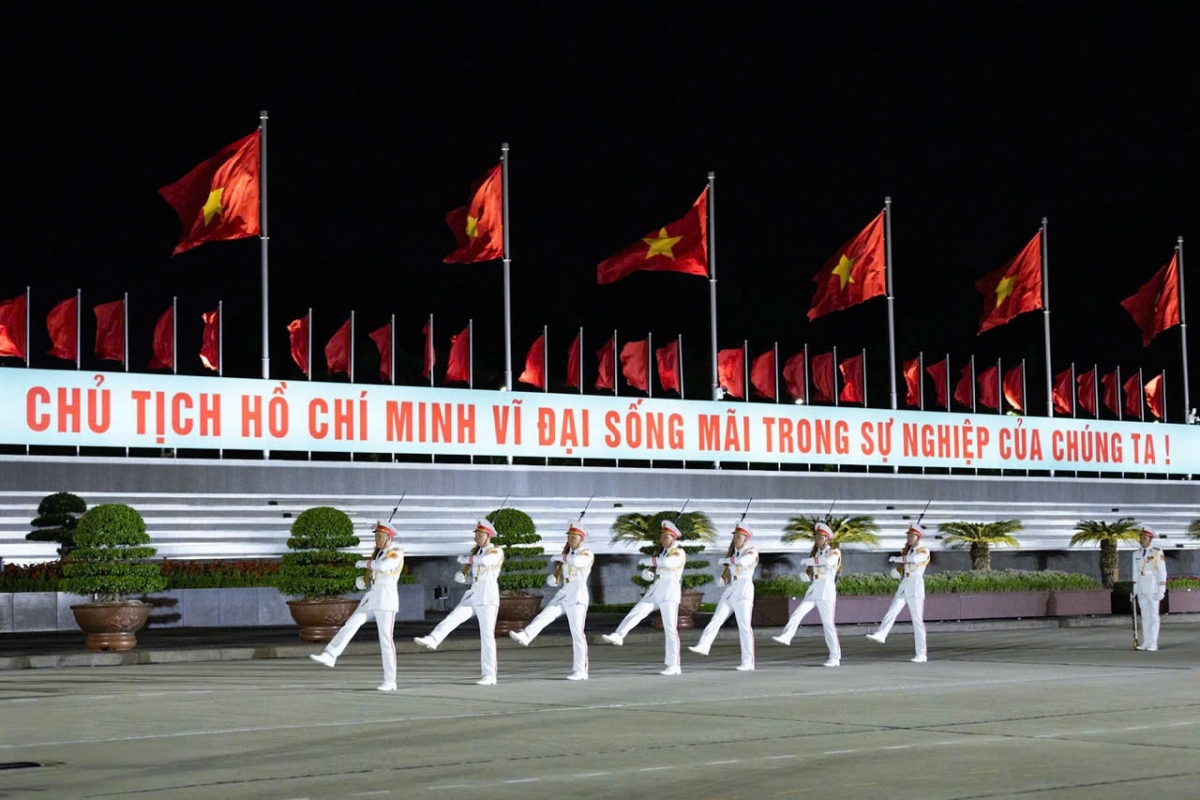 Phiên đổi gác của những tiêu binh danh dự tại Lăng Bác Hồ.