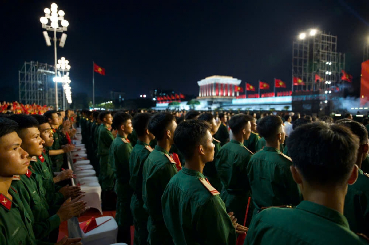 Những người lính tham dự chương trình tại điểm Cầu truyền hình Hà Nội.