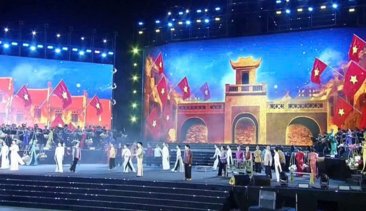 Chương trình chính luận nghệ thuật "Dưới cờ vinh quang"