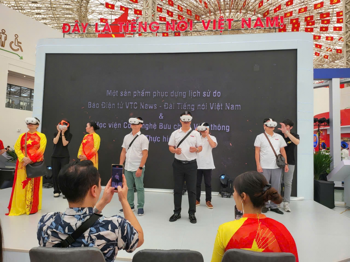 Các phóng viên, biên tập viên, nghệ sĩ của VOV hướng dẫn khách tham quan trải nghiệm tại gian trưng bày.
