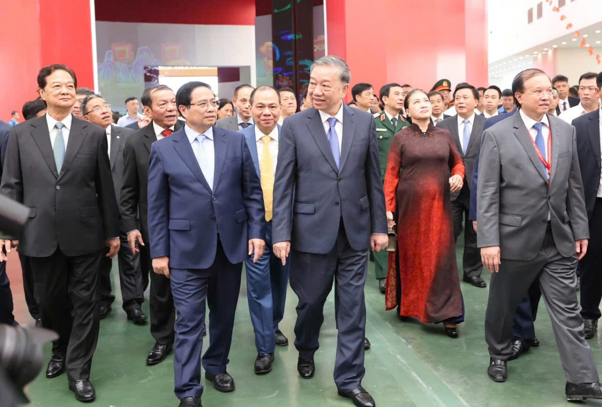 Đồng chí Tô Lâm, Tổng Bí thư Ban Chấp hành Trung ương Đảng CSVN, Bí thư Quân ủy Trung ương; đồng chí Phạm Minh Chính, Ủy viên Bộ Chính trị, Thủ tướng Chính phủ nước Cộng hòa XHCN Việt Nam cùng các lãnh đạo, cựu lãnh đạo Đảng, Nhà nước và các đại biểu tham dự Khai mạc Triển lãm 80 năm hành trình Độc lập - Tự do - Hạnh phúc sáng 28/8.