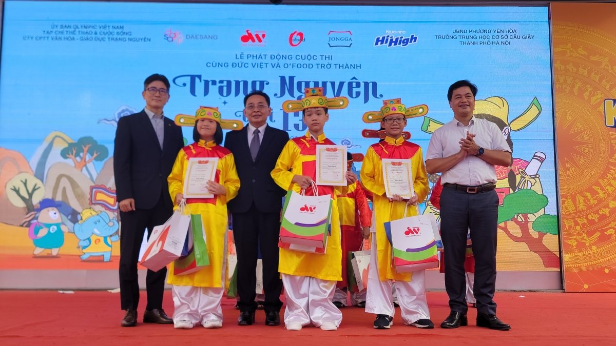 Trao giải Trạng Nguyên cho các sĩ tử tham gia Cuộc thi "Trạng Nguyên tuổi 13"