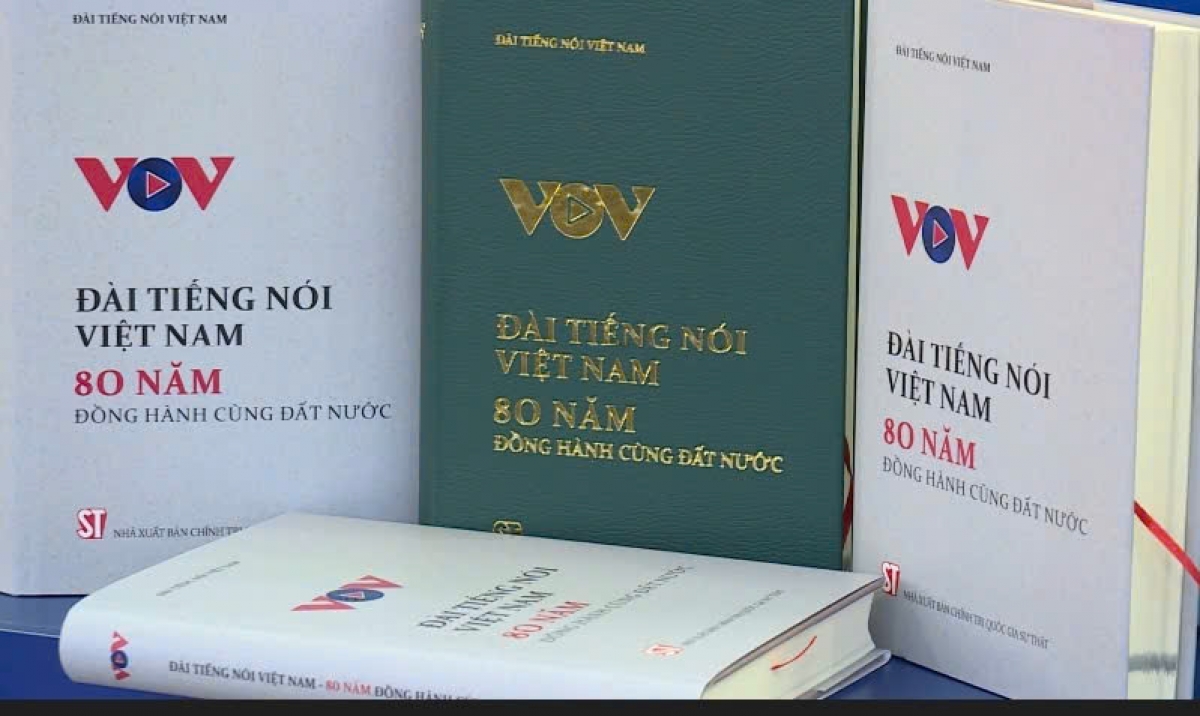 Sách Đài Tiếng nói Việt Nam 80 năm đồng hành cùng đất nước.