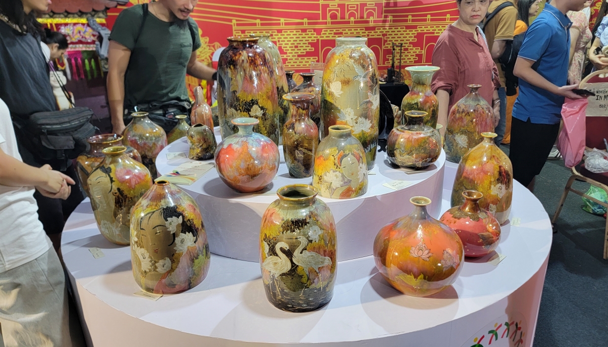 Trưng bày đồ gốm Việt Nam.
