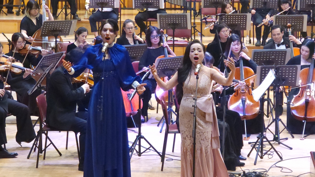 Ca sĩ Darya Umbina và NSƯT Lan Anh thể hiện ca khúc "Hồi sinh" của nhạc sĩ Lê Tự Minh.