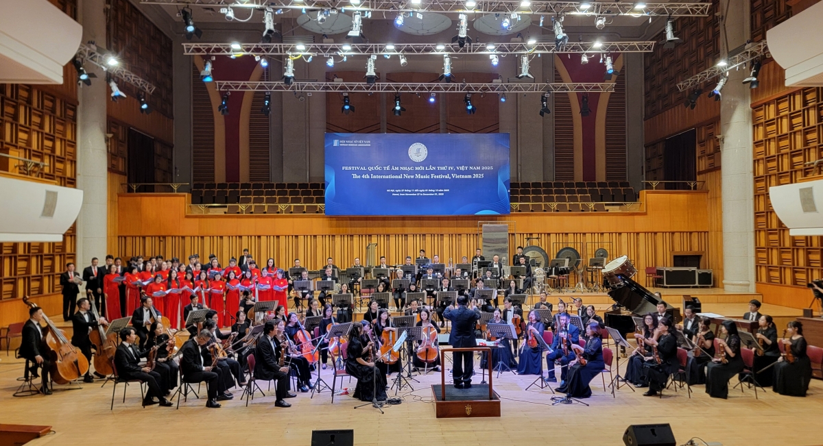 Tiết mục Hợp xướng và Dàn nhạc Giao hưởng "Cái tên đẹp nhất - Hồ Chí Minh", biến tấu trên chủ đề "Hồ Chí Minh đẹp nhất tên Người" của nhạc sĩ Trần Kiết Tường.