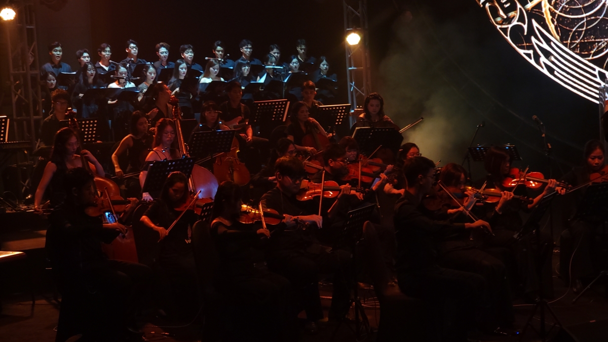 Hợp xướng và dàn dây trên sân khấu.