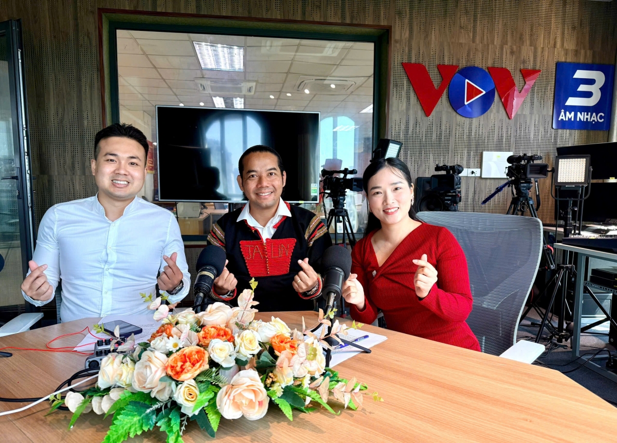 Khách mời Vov3, ca sĩ Y Jalin và hai MC Hữu Nam, Thanh Tâm 