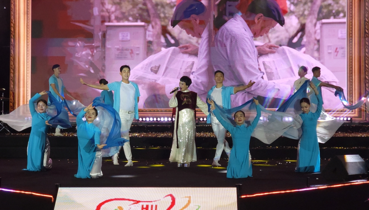 Ca sĩ Ngọc Khuê với ca khúc "Gọi tôi Hà Nội".