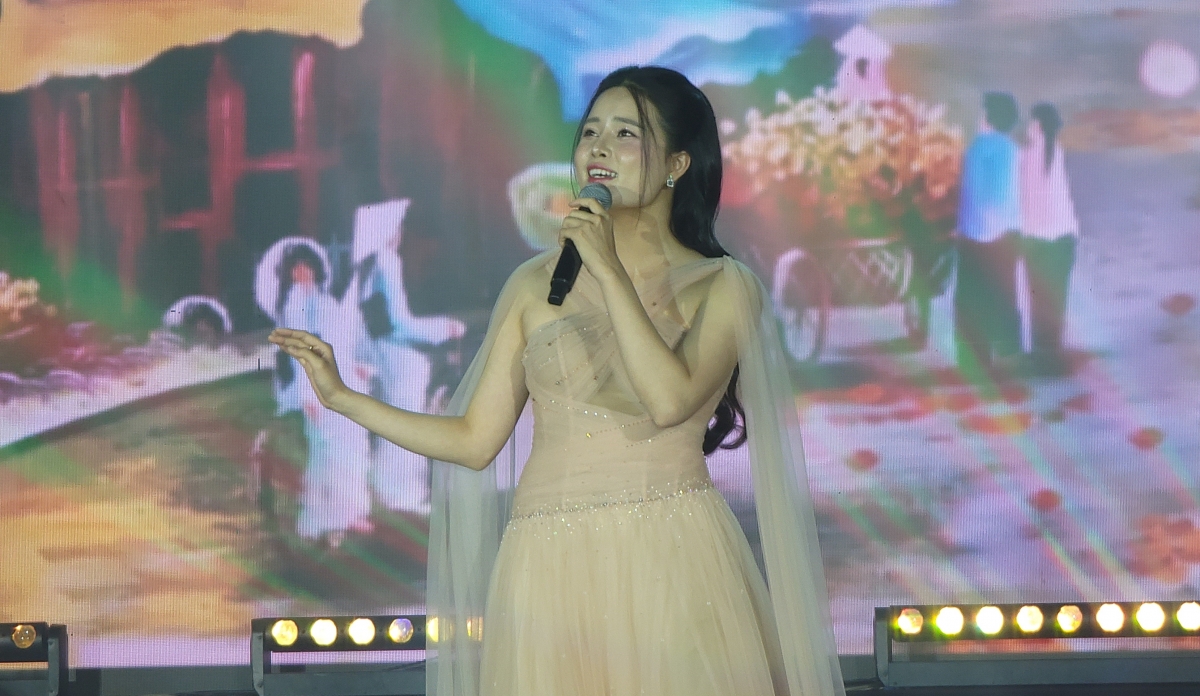 Ca sĩ Phạm Thùy Linh.