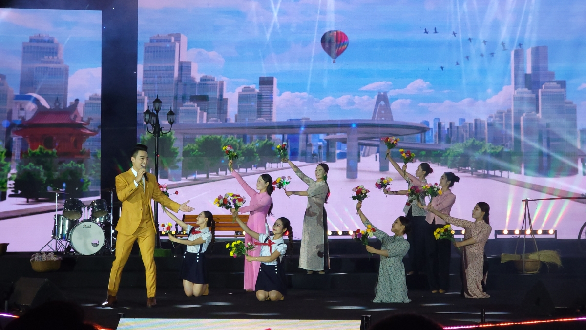 Ca sĩ Tiến Hưng thể hiện tác phẩm "Khúc hát người Hà Nội".