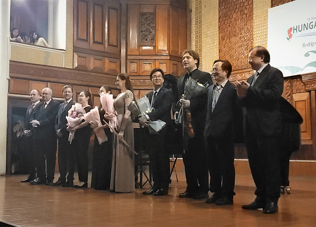 Lãnh đạo Bộ Văn hóa, Thể thao và Du lịch Việt Nam, ngài Đại sứ Đặc mệnh Toàn quyền Hungary tại Việt Nam, các đại biểu và nghệ sĩ chào khán giả.