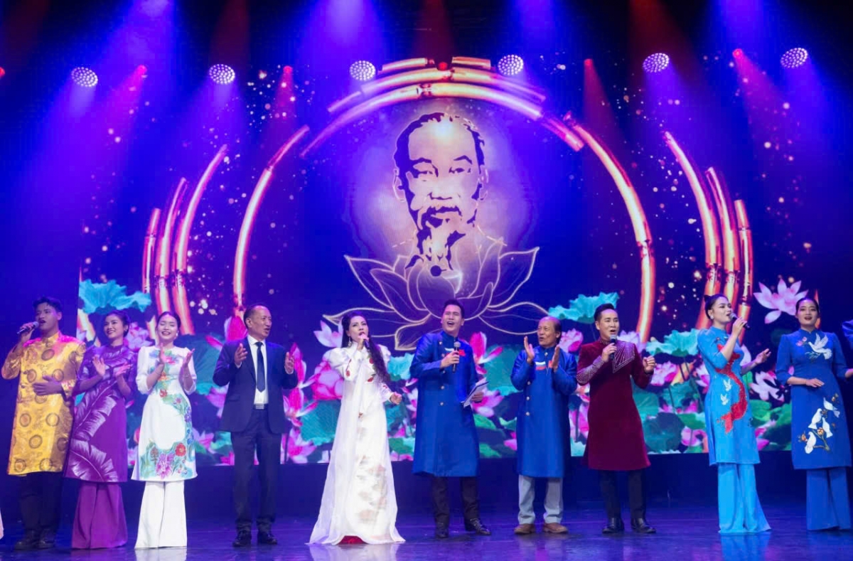 NSUT Hải Yến (áo dài trắng ở giữa) trong một chương trình biểu diễn