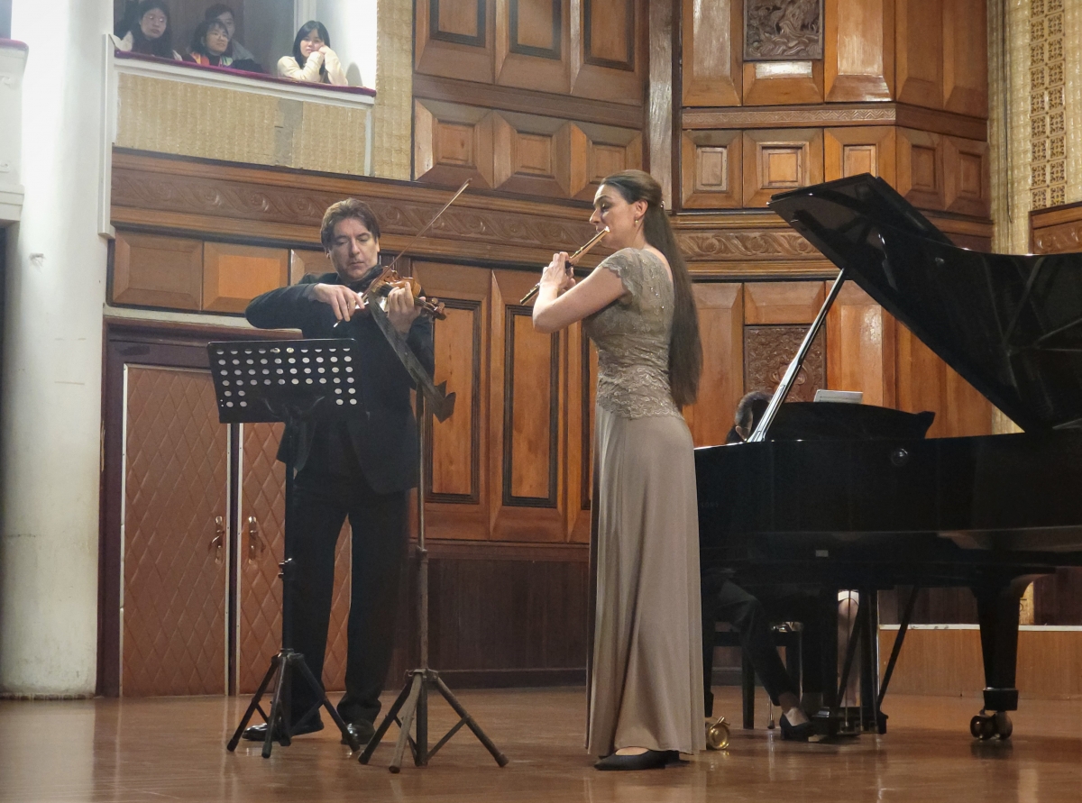 Các nghệ sĩ biểu diễn trên sân khấu chương trình hòa nhạc kỷ niệm 75 năm thiết lập quan hệ ngoại giao giữa Hungary - Việt Nam.