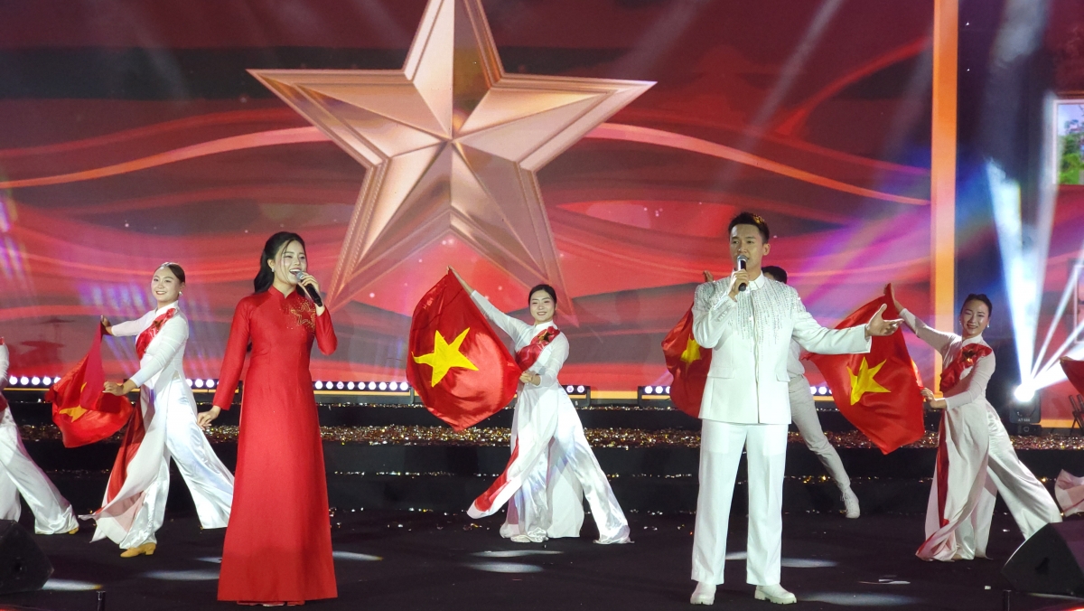 Hai ca sĩ Hùng Min và Thùy Linh.