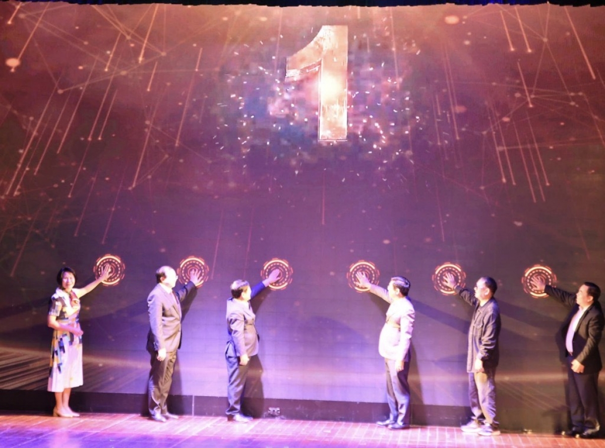 Các vị đại biểu bấm nút khởi động Cuộc thi.