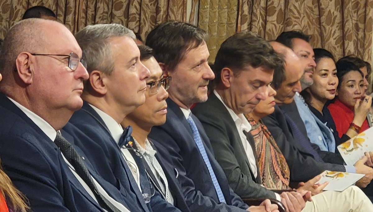 Ngài Baloghdi Tibor (người thứ 4 từ trái sang phải), Đại sứ Đặc mệnh toàn quyền Hungary tại Việt Nam và các đại biểu.