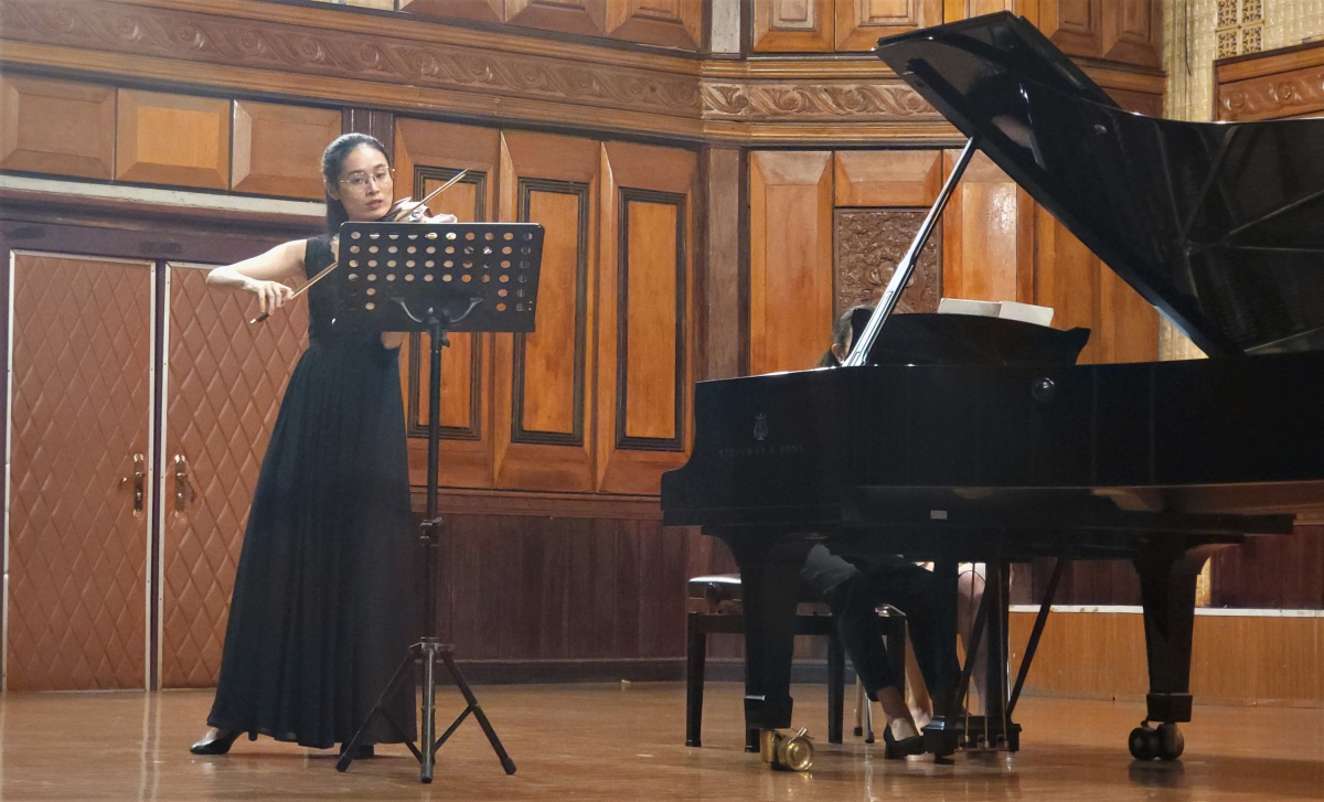Nghệ sĩ violin Hoàng Hồ Khánh Vân biểu diễn trên sân khấu.