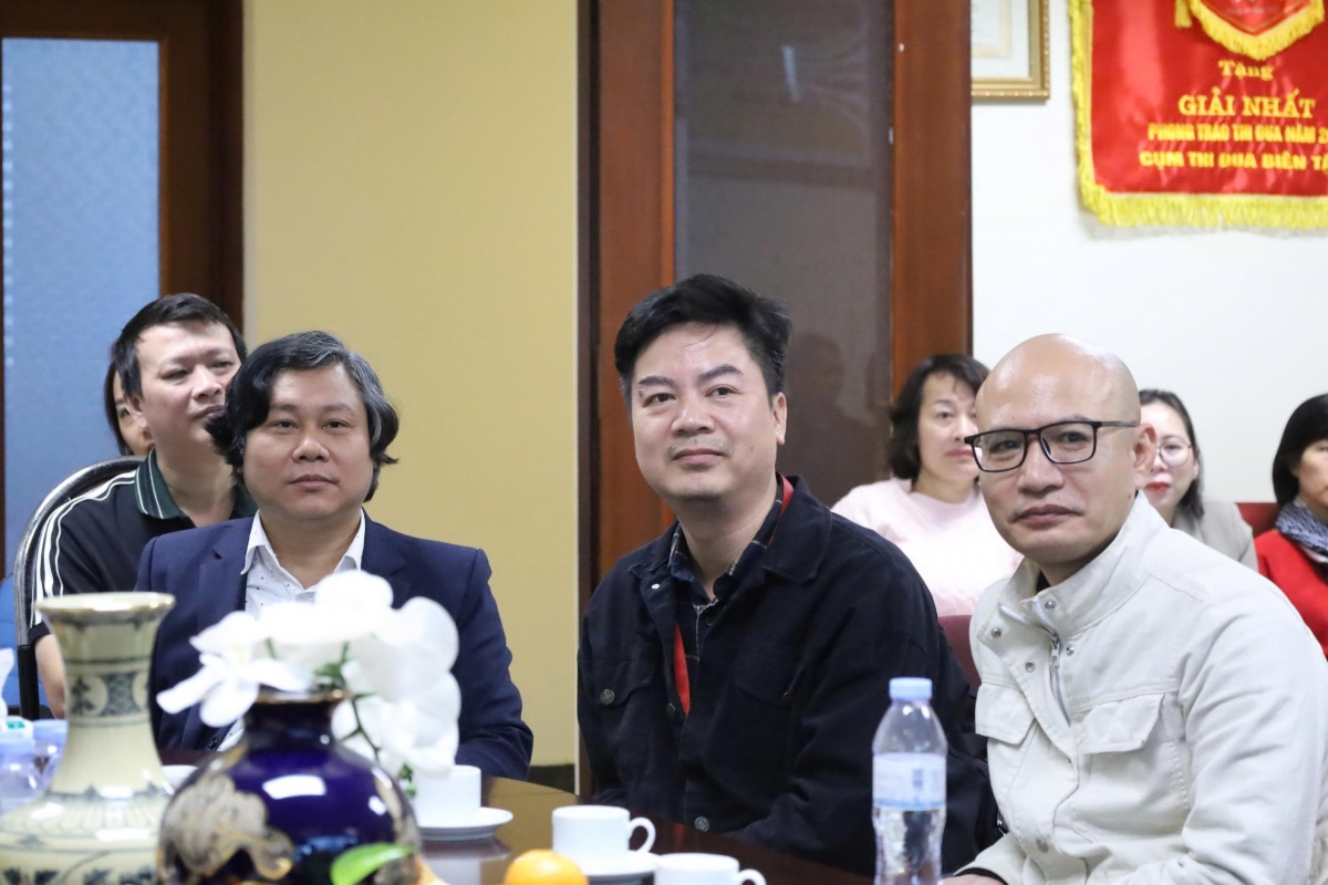 Nhà thơ Nguyễn Quang Hưng (ngồi giữa) và Nhà thơ Đoàn Văn Mật (bên phải) - Ủy viên Hội đồng Tác phẩm thơ.