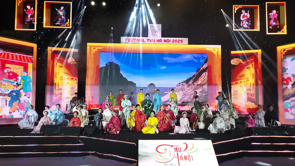 Liên khúc Hát xẩm và dân ca 3 miền do nhóm Ngôi Sao nhỏ trình bày.