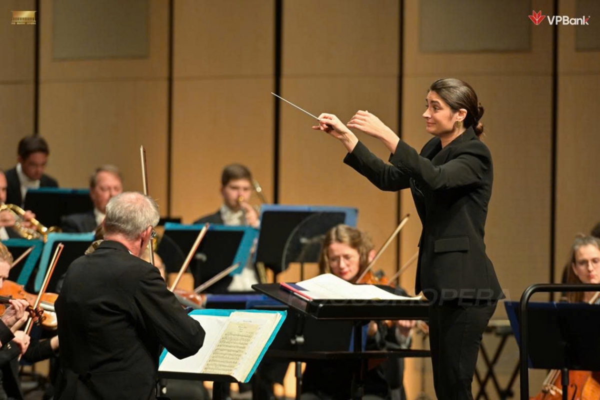 Nữ nhạc trưởng Sophie Dervaux, đến từ Vienna Philharmonic, mang đến một cách tiếp cận đầy tinh tế nhưng kiên định đối với nghệ thuật chỉ huy dàn nhạc. (Ảnh: Nhà hát Hồ Gươm).