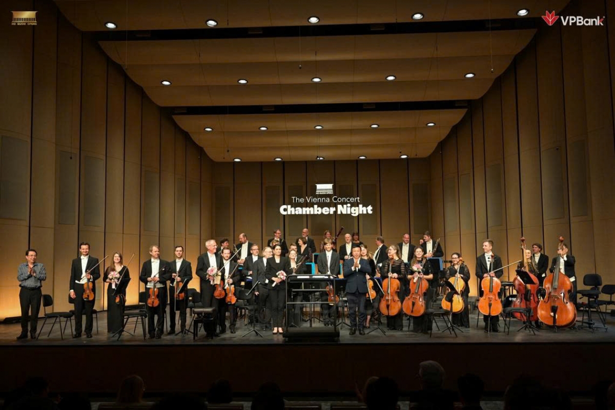 Chamber Night by the Vienna Chamber Orchestra đưa khán giả đến với không gian âm nhạc lộnglẫy, rộn ràng và mang đậm sắc màu Vienna. (Ảnh: Nhà hát Hồ Gươm).