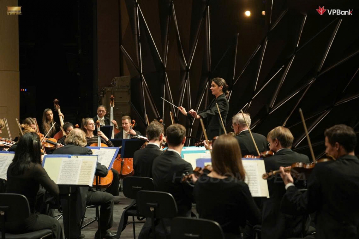 Một đêm diễn đẹp, sang trọng, vui tươi và lan tỏa sức sống, đúng tinh thần Vienna. (Ảnh: Nhà hát Hồ Gươm).