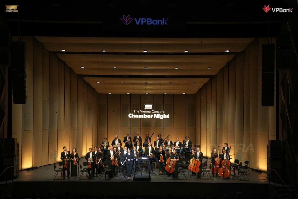 Với truyền thống hơn 75 năm hình thành và phát triển, Vienna Chamber Orchestra là một trong những dàn nhạc ghi dấu rõ nét bản sắc văn hoá và âm nhạc Vienna. (Ảnh: Nhà hát Hồ Gươm).