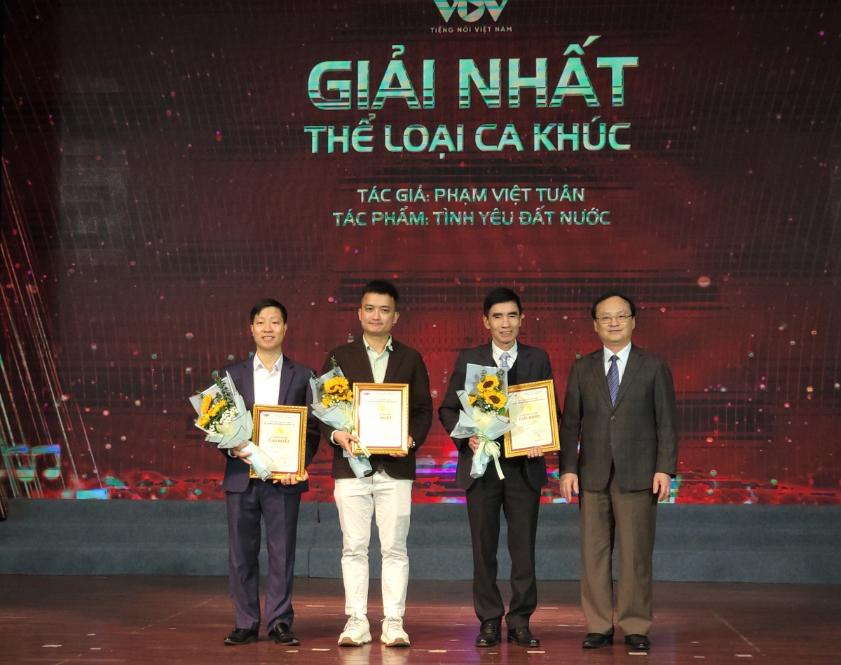 Ông Đỗ Tiến Sỹ - Ủy viên Trung ương Đảng, Ủy viên Ban chấp hành Đảng bộ Chính phủ, Bí thư Đảng ủy, Tổng Giám đốc Đài TNVN, Trưởng Ban chỉ đạo Cuộc vận động sáng tác trao giải Nhất cho các tác giả đoạt giải.